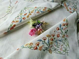 VINTAGE HAND EMBROIDERED TABLECLOTH - CIRCLE OF TINY FLOWERS 2