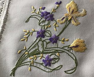 VINTAGE HAND EMBROIDERED TABLECLOTH IRISES & VIOLETS LACE TRIM 3