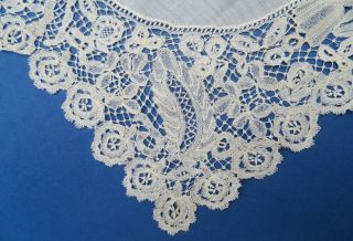 A VICTORIAN HONITON LACE HANDKERCHIEF WITH FEATHER & TULIP MOTIFS 2