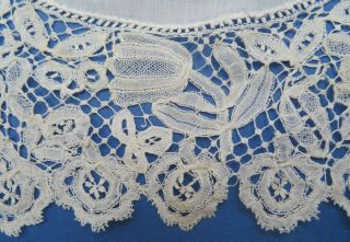 A VICTORIAN HONITON LACE HANDKERCHIEF WITH FEATHER & TULIP MOTIFS 3
