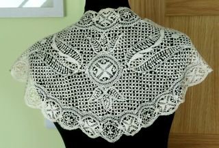 A Victorian Maltese Silk Lace Collar