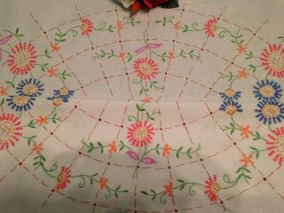 VINTAGE HAND EMBROIDERED TABLECLOTH CIRCLE OF PRETTY TRAILING FLOWERS 2