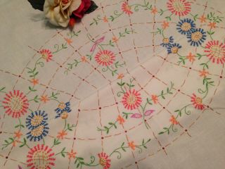 VINTAGE HAND EMBROIDERED TABLECLOTH CIRCLE OF PRETTY TRAILING FLOWERS 3