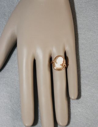 Vintage Carved Cameo 10k Solid Yellow Gold Ring Size 8.  25 - 5 grams 3