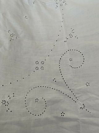 Large Vintage White Cotton Table Cloth / Bedspread Scalloped Edges 86x104 Inches