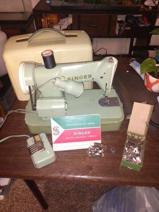 Vintage Singer Sewing Machine W/ Case Green Rfj8 - 8 - Gorgeous & Great