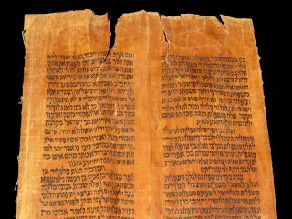 TORAH SCROLL BIBLE JEWISH FRAGMENT 300 YRS OLD FROM YEMEN On deer red parchment 3