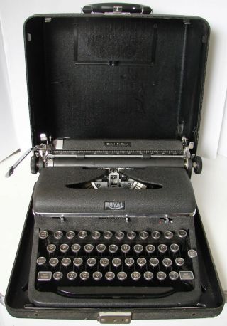 Antique/vintage 1940’s Royal Quiet De Luxe Typewriter Exceptional Condition&case