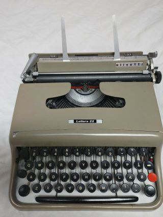 Collectible Vintage Antique 60s Era Olivetti Lettera 22 Typewriter Made In Italy