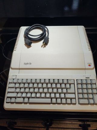 Vintage 1986 Apple 2e Computer