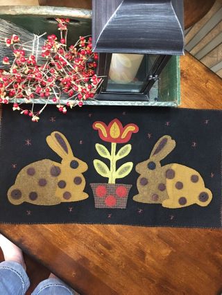 Antique Primitive Old Country Wool Applique Rabbit Bunny Flower Penny Rug Table