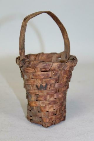 A GREAT 19TH C SHAKER BERRY BASKET IN SURFACE & MARKS 