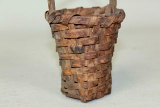 A GREAT 19TH C SHAKER BERRY BASKET IN SURFACE & MARKS 