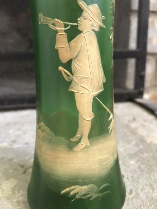 Green Glass Fluted Vase With Painted Gold Bugle Boy Scene 7” 3