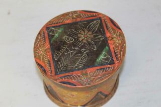 A RARE EARLY 19TH C PENNSYLVANIA GERMAN PAINT DECORATED COVERED WOOD PATCH JAR 3