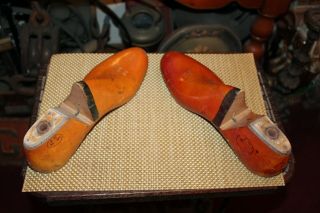 Antique Wood Shoe Mold Pair Bbw 15e Primitive Cobbler Wood Shoes Industrial Mold