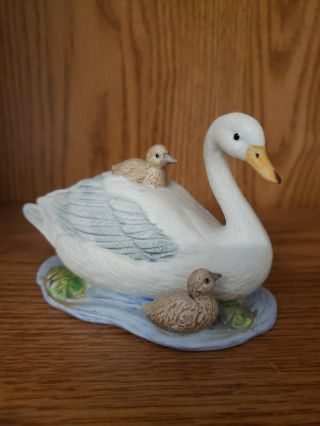 Vintage Homco Home Interiors White Swan And Baby Cygnets Ceramic Figurine 1467