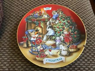 Avon - 1992 Christmas Plate - Sharing Christmas With Friends - 22k Gold Trim