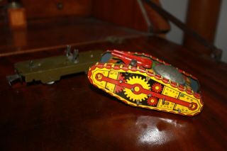 VINTAGE MARX LITHO WIND UP TIN TOY TANK, .  40 ' s - 50 ' s,  SITTING ON R.  R.  FLAT BED 3