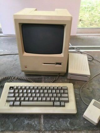 Vintage Apple Macintosh Classic Model M0000e 512k With Keyboard,  Mouse,  Drive