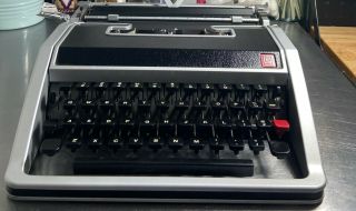 Vintage 1967 Olivetti Underwood Lettera 33 Typewriter With Case