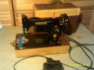 Vintage Singer 99k Portable Sewing Machine Co.  With Case Pedal & Light