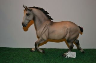 Breyer 710112 " Wh Annie ".  Breyer Fest Model Horse From 2002.  Unboxed.