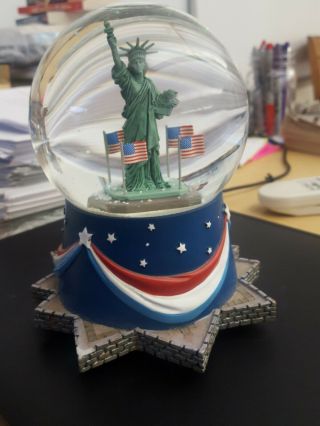 Hallmark Musical Box Snow Globe Statue Of Liberty Plays Star Spangled Banner