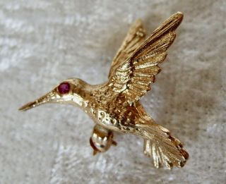 Vintage 14kt Yellow Gold Faceted Red Stone Eye Miniature Hummingbird Pin