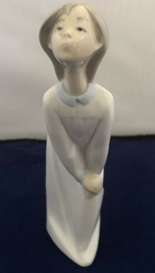Lladro 7 " Figurine Leaning In For A Kiss Girl Matte Finish Porcelain 4873 Spain