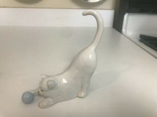 Vintage 5 1/8 " Herend Porcelain Cat With Ball Figurine In