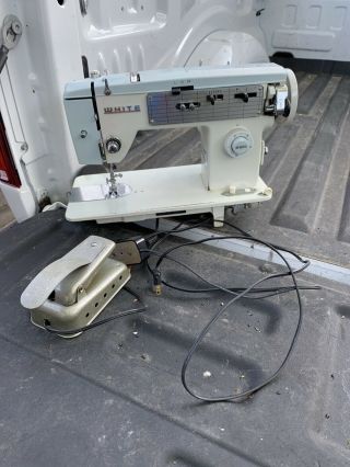 Vintage White Model 571 Sewing Machine W/ Reverse Great