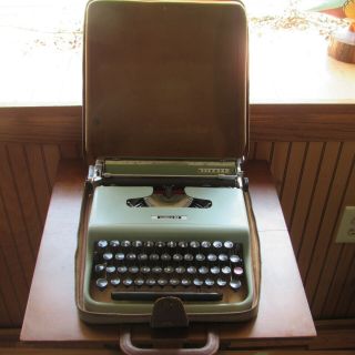 Vintage Olivetti Lettera 22 Typewriter With Case