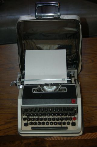 Olivetti Underwood Lettera 33 Portable Typewriter Vintage W/ Case And Extra