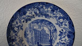Rare Harvard University 1941 BLUE Wedgwood Plate STOUGHTON HALL AND THE PUMP 2