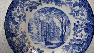 Rare Harvard University 1941 BLUE Wedgwood Plate STOUGHTON HALL AND THE PUMP 3