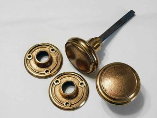 Circa 1900 Pair Cast Bronze Flat Face Yale Doorknobs With Two Matching Rosettes