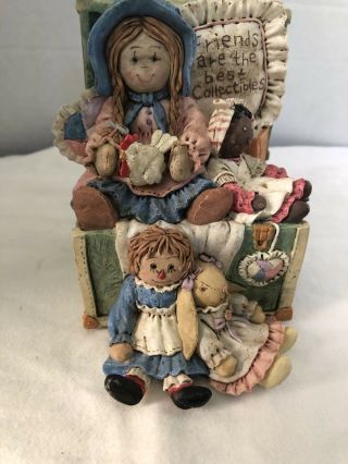 Raggedy Ann And Friends Music Box Company,  Plays: “thats What Friends Are For”.