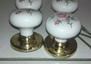 2 PAIRS OF BRASS AND PORCELAIN DOOR KNOBS AND SCREWS.  (PP3) 2