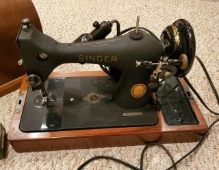 Vintage Antique Singer Sewing Machine in Case w/ Key - Great - 2
