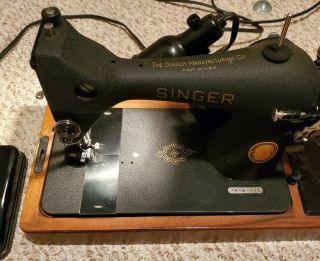 Vintage Antique Singer Sewing Machine in Case w/ Key - Great - 3