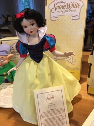 Walt Disney ' s Snow White and the 7 Dwarfs Porcelain Dolls 1392 out of 2500 made 2
