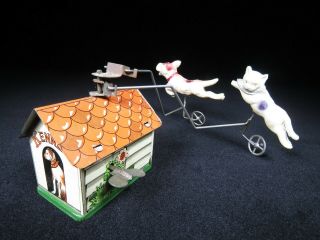 VINTAGE JAPAN TIN & CELLULOID WIND UP DOG CHASING CAT TOY NEAR 2