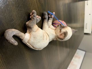 Country Artists A Breed Apart Figurine 05218 Siamese Cat Mocha W/ Ball of Yarn 2