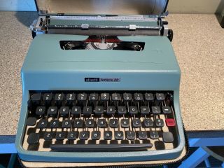 Vintage Olivetti Lettera 32 Typewriter With Case - Made In Spain
