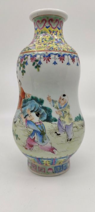 Chinese Famille rose vase with figures from republic period. 2
