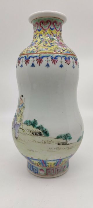 Chinese Famille rose vase with figures from republic period. 3