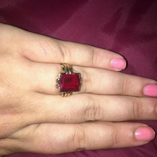 Vintage 10 Kt Gold Red Garnet Ring