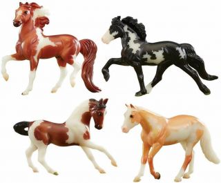 Breyer Stablemates Glow In The Dark 4 Horse Toy Set Four Horse Set
