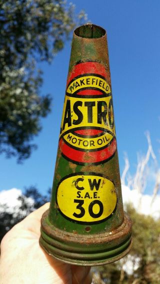 Vintage Castrol Wakefield Motor Oil Bottle Tin Top Pourer - Cw S.  A.  E.  30 -
